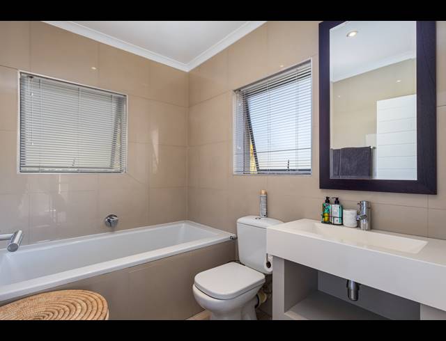 2 BEDROOM FREEHOLD TO LET IN KENRIDGE